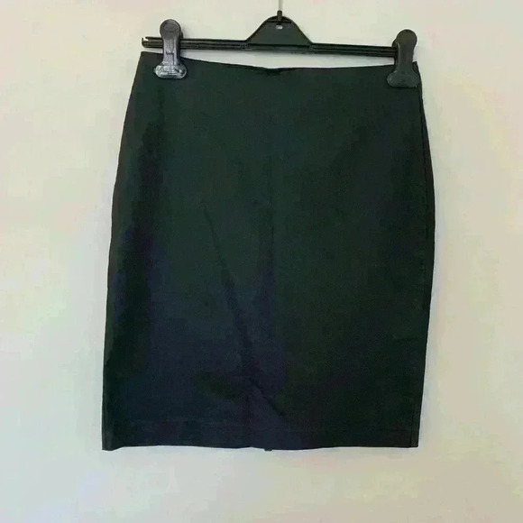 Banana Republic Black Skirt Size 4, Zips entire length of back side - Picture 2 of 3